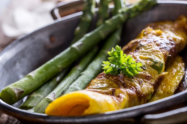 Spargel und Omelette.Omelett gefüllt mit Spargel und Käse zum Frühstück.