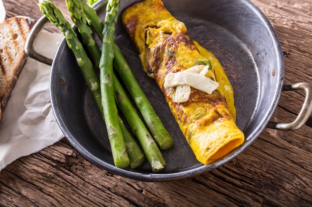 Spargel und Omelette.Omelett gefüllt mit Spargel und Käse zum Frühstück.