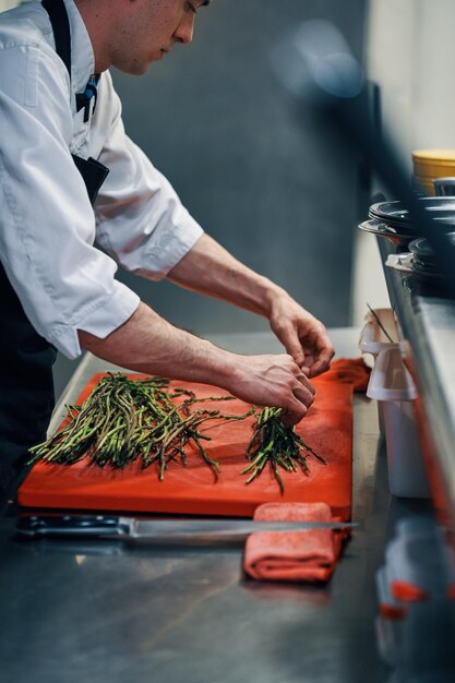 Foto spargel vorbereiten und schneiden