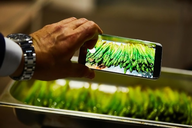 Foto spargelstangen vom grill nehmen sie mit der kamera auf dem handy auf.