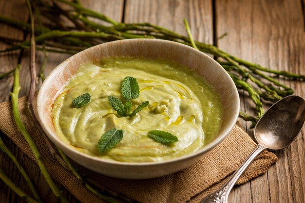 Spargelsuppe mit Minzblatt