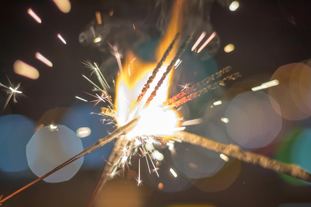 Sparkler bokeh sparkler colorido. fundo de noite com um diamante.