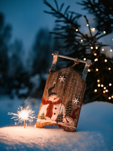 Sparkler na neve à noite