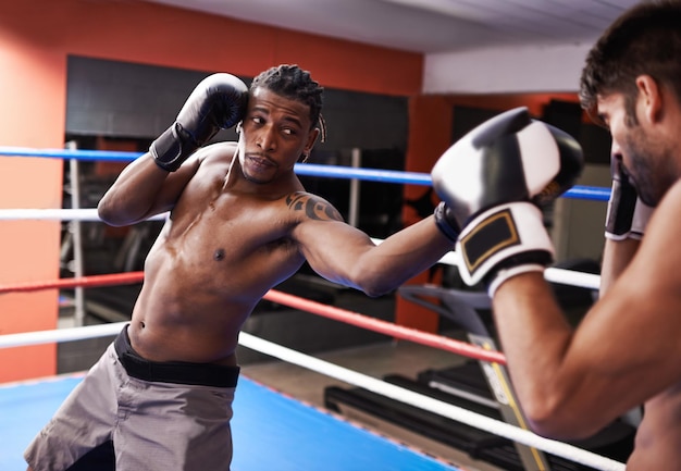 Sparring por respeito dois kickboxers em treinamento