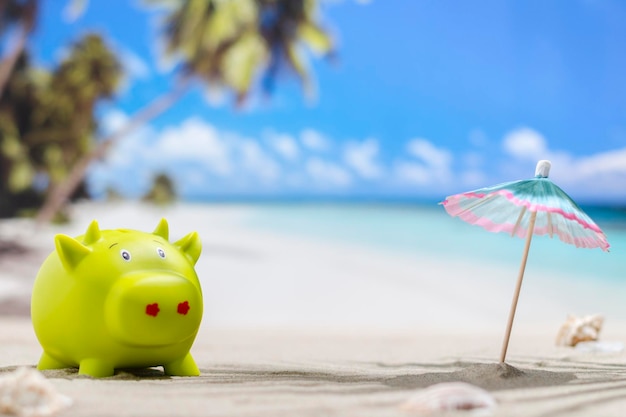 Sparschwein am sonnigen Strand Einsparungen für Urlaubskonzept