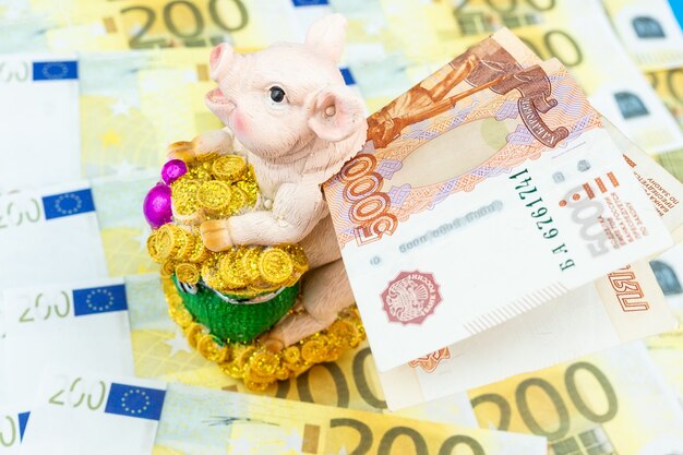 Sparschwein mit Geld.