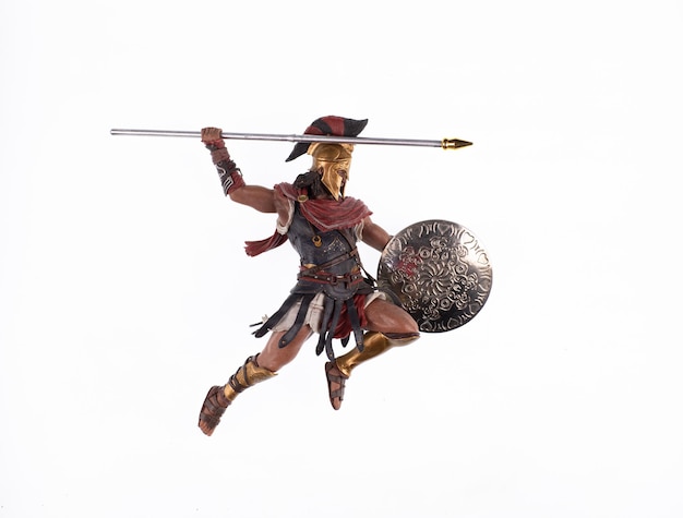 Spartan con lanza aislado sobre fondo blanco.