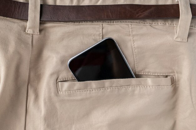 Spartphone digital em uma calça de pessoas ou bolso traseiro de jeans, comunicação moderna e conexões de internet