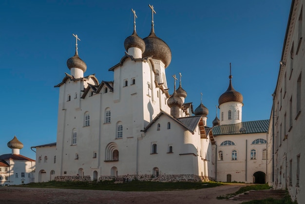 Spaso-Preobrazhensky y Catedrales de la Santísima Trinidad del Monasterio Spaso-Preobrazhensky Solovetsky en un día soleado de verano, Isla Solovetsky, Región de Arkhangelsk, Rusia