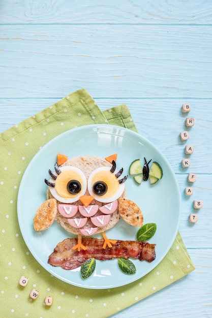 Spaß Essen für Kinder - süßer kleiner Eulen-Sandwich-Toast mit Würstchen und Eiern