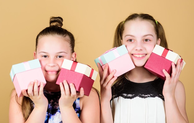 Spaß haben. Alles Gute zum Geburtstag. Feiertagsfeier. Überraschung. Herzlichen Glückwunsch zur Familie und Schwesternschaft. Boxtag. Weihnachtseinkauf. Kleine Mädchen mit Geschenkbox. Kinder. Kleine Schwestern mit Geschenk.