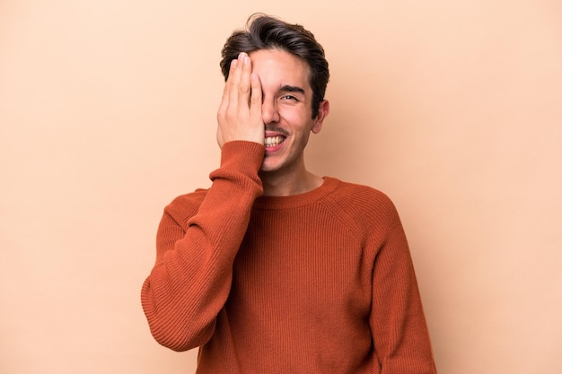 Spaß haben, die Hälfte des Gesichts mit der Handfläche zu bedecken