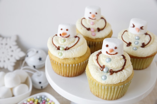 Spaß hausgemachte schmelzende Schneemann Cupcakes für Kinder