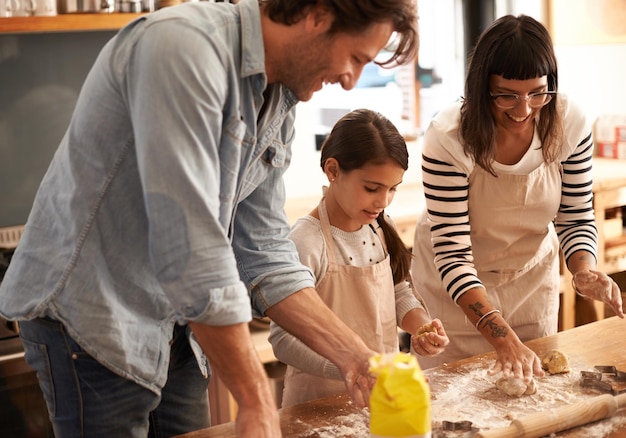 Foto spaß in der küche aufnahme einer jungen familie, die spaß beim backen in einer küche hat