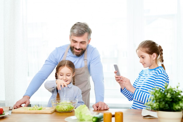 Spaß mit bärtigem Vater