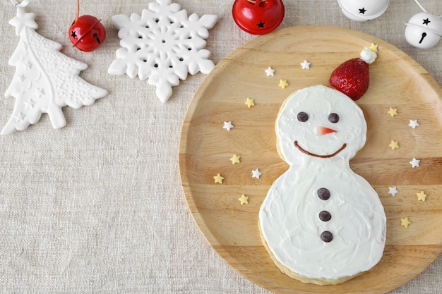 Spaß selbst gemachtes Schneemannpfannkuchenfrühstück für Kinder