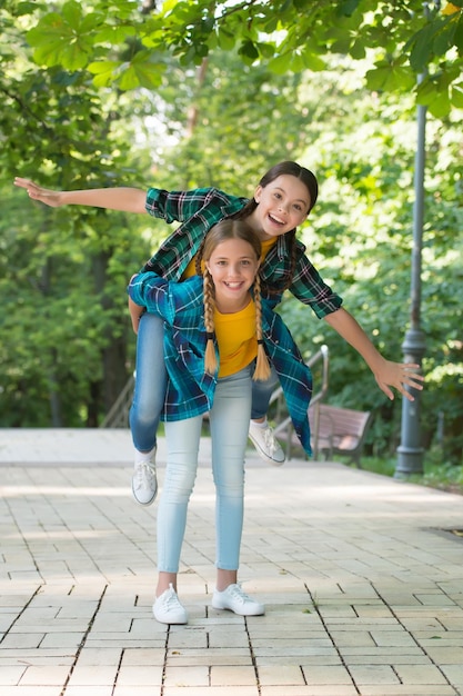 Spaß zusammen haben kindheit glück glücklicher kindertag verbringen zeit und haben spaß zusammen beste schulfreunde konzept der freundschaft kleine glückliche mädchen tragen kariertes hemd kind lässige mode