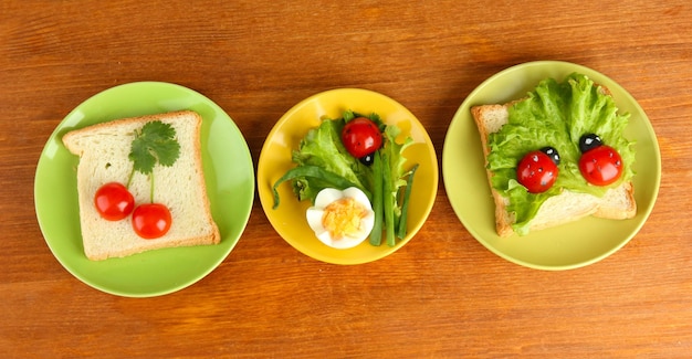 Spaßes Essen für Kinder auf Holzgrund