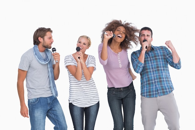 Foto spaßgruppe, die am karaoke singt