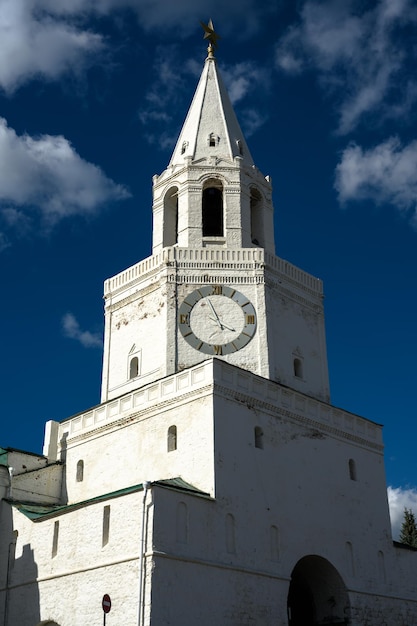 Spasskaja-Turm des Kasaner Kreml am Himmelshintergrund Tatarstan Russland