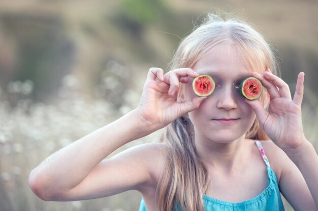 Spaßmädchen, das Wassermelone isst