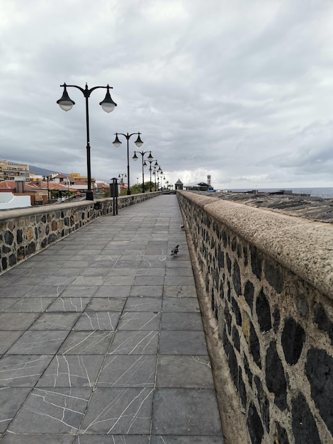 Spazieren Sie entlang der Mauer der Plaza Europa in Puerto de la Cruz, Teneriffa