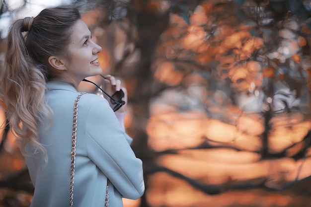 Spaziergang im Herbstpark / schönes Mädchen im Herbstpark, vorbildliches weibliches Glück und Spaß in gelben Bäumen Oktober