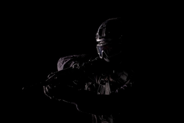 Spec ops policial SWAT forças especiais com uma arma nas mãos em um fundo escuro Conceito de proteção de lei e ordem Conceito de pôster para segurança policial ou militar