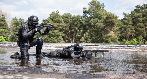 Spec ops Polizisten SWAT im Wasser