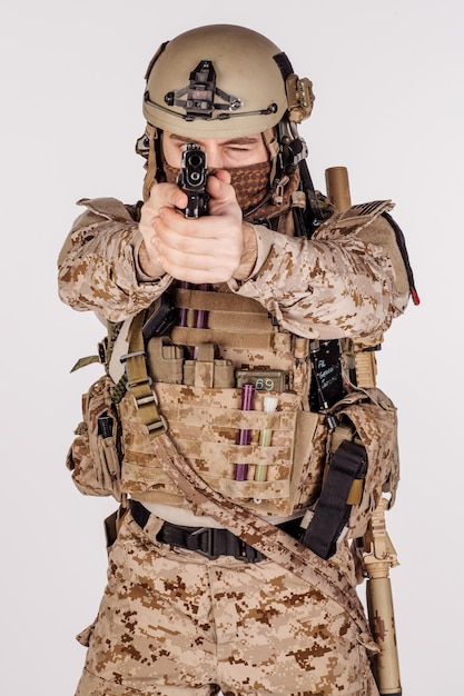 Special Forces US-Soldat oder privater Militärunternehmer mit Gewehr Bild auf weißem Hintergrund