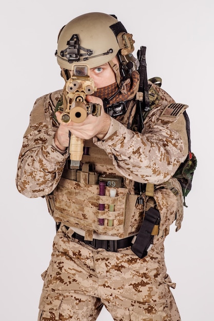Special Forces US-Soldat oder privater Militärunternehmer mit Gewehr Bild auf weißem Hintergrund