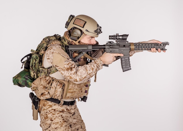 Special Forces US-Soldat oder privater Militärunternehmer mit Gewehr Bild auf weißem Hintergrund