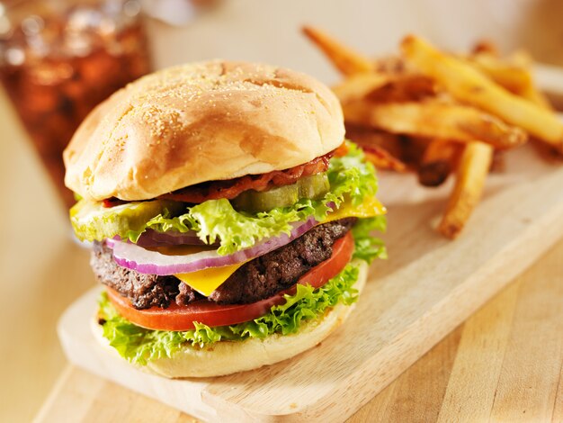 Speck-Cheeseburger mit Salat und Tomate