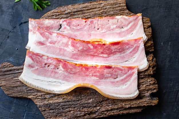 Speck dünne Streifen Scheibe fettiges Fleisch und Schmalz Stück gesunde Ernährung Mahlzeit