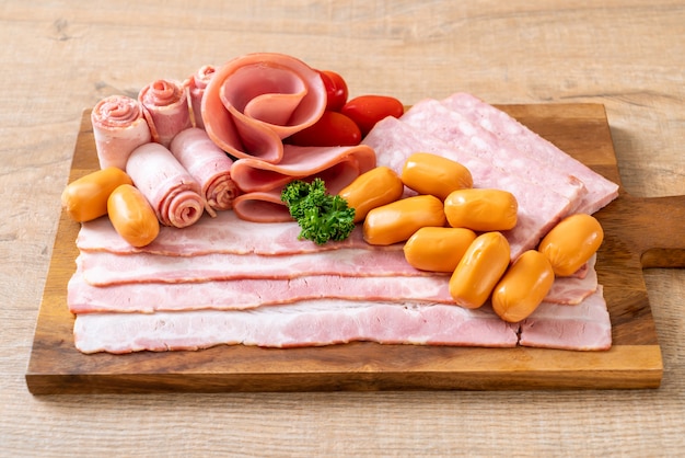 Speck, Wurst, geräucherter Schinken und Grillspeck