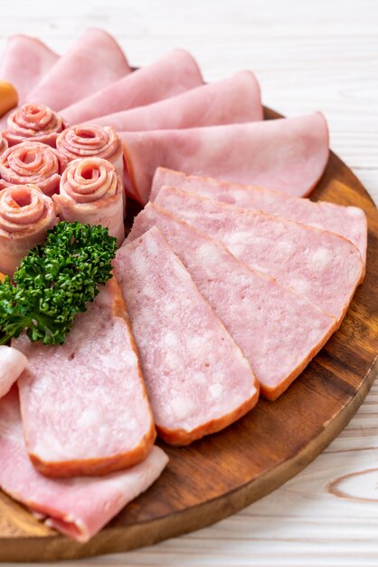 Speck, Wurst, Räucherschinken und Grillspeck