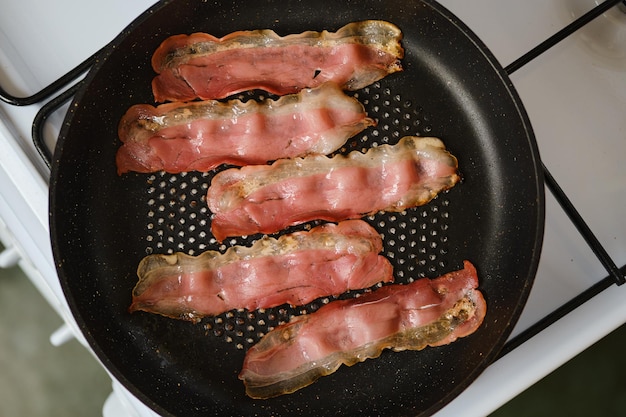 Speck zu Hause in einer Bratpfanne braten