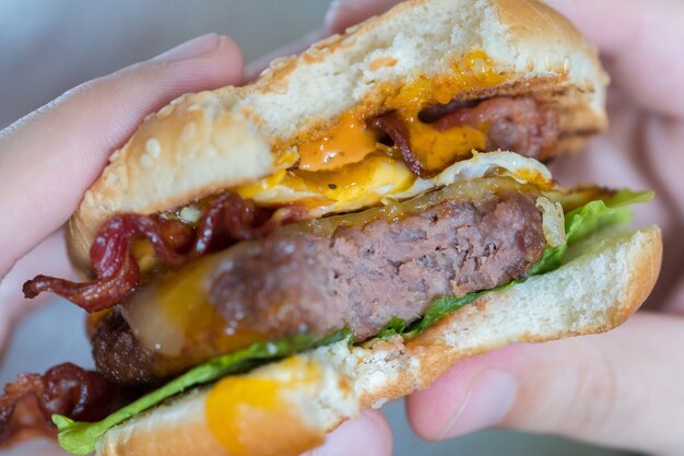 Foto speckburger mit eiersalat und käse