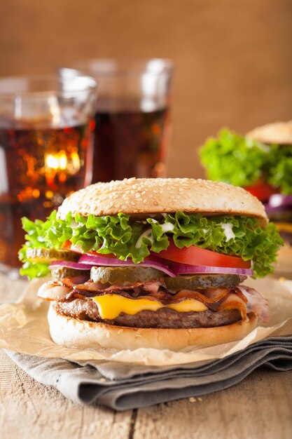 Speckkäseburger mit eingelegten Tomatenzwiebeln