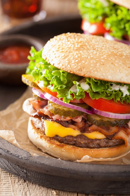 Speckkäseburger mit Gurken, Tomaten und Zwiebeln