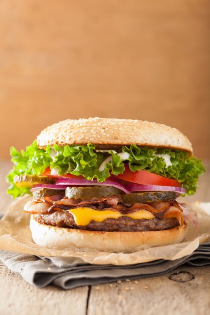 Speckkäseburger mit Gurken, Tomaten und Zwiebeln