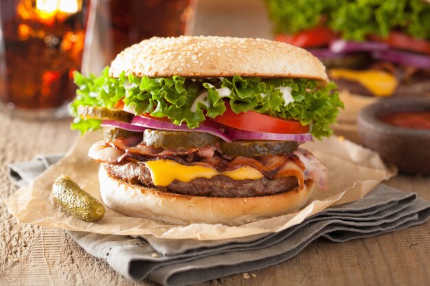 Speckkäseburger mit Gurken, Tomaten und Zwiebeln