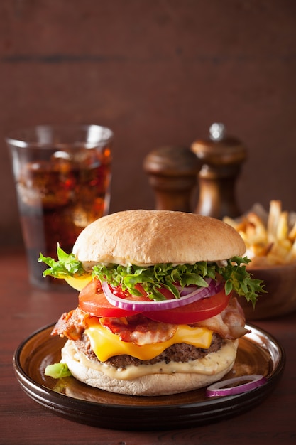 Speckkäseburger mit Rinderpastetchen-Tomatenzwiebel