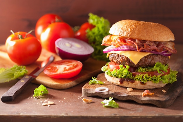 Speckkäseburger mit Rinderpastetchen-Tomatenzwiebel