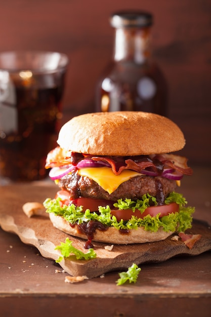 Speckkäseburger mit Rinderpastetchen-Tomatenzwiebel