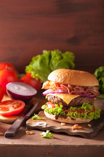 Speckkäseburger mit Rinderpastetchen-Tomatenzwiebel