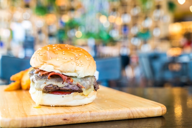 Speckkäseburger mit Rindfleisch auf hölzernem Brett in der Gaststätte