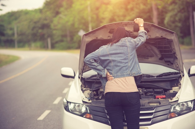 Spection mulheres ela abriu o capô carro quebrado ao lado veja os motores que estão danificados ou