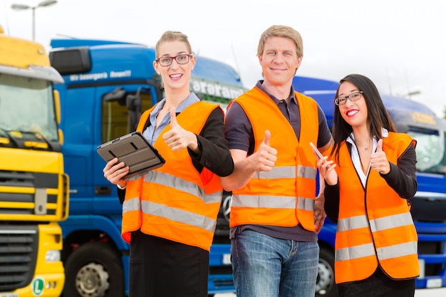 Spediteur vor Lastwagen auf einem Depot