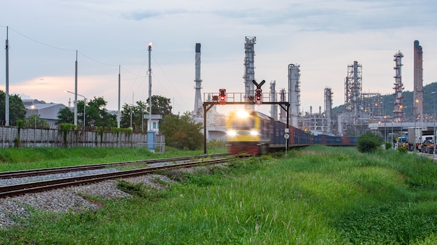 Speicherbereich der Öl- und Gasraffinerieanlage mit beweglichem Vordergrund und Abend des Zugs in Thailand